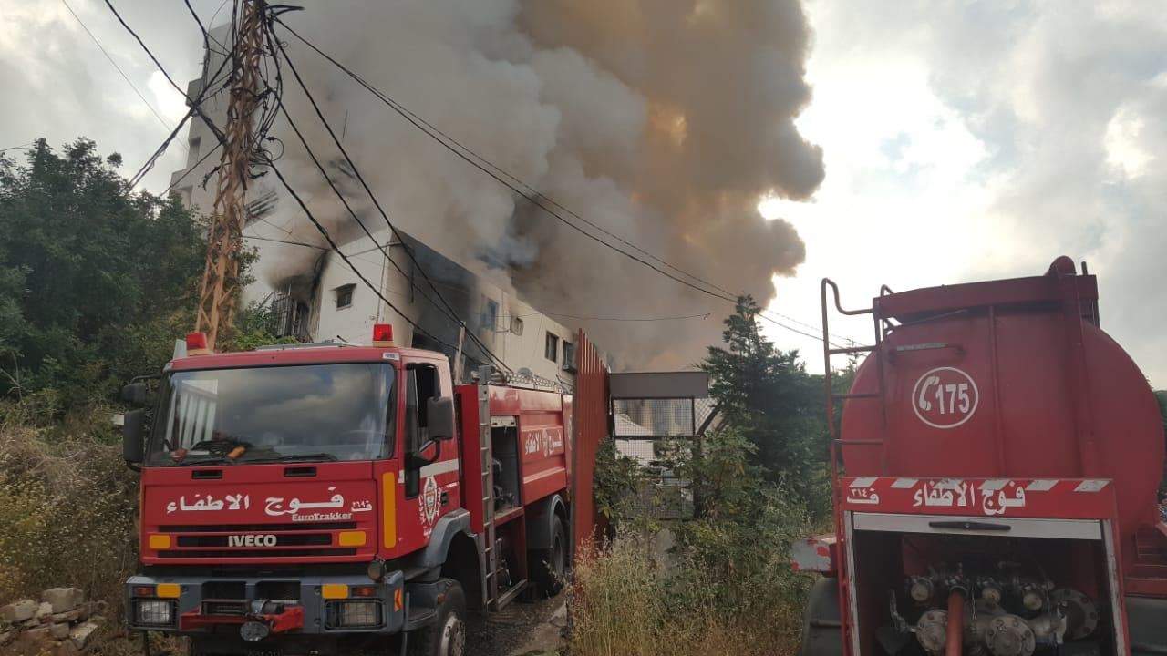 بلدية بيروت : حريق كبير داخل منشرة للأخشاب في خلدة واطفاء بيروت يعمل على إخماده 
