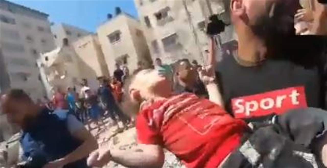 بالفيديو- لحظة انتشال شهداء وإصابات بعد قصف الاحتلال لمبان وسط غزة