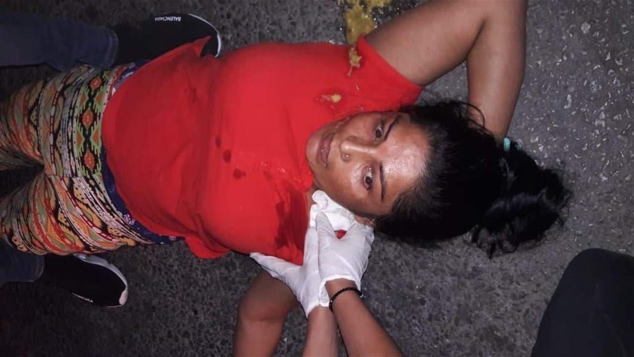 بالصور ـ سقوط جرحى وإصابة عدد من السيارات في صيدا وضواحيها نتيجة إطلاق الرصاص ابتهاجاً في مخيم عين الحلوة