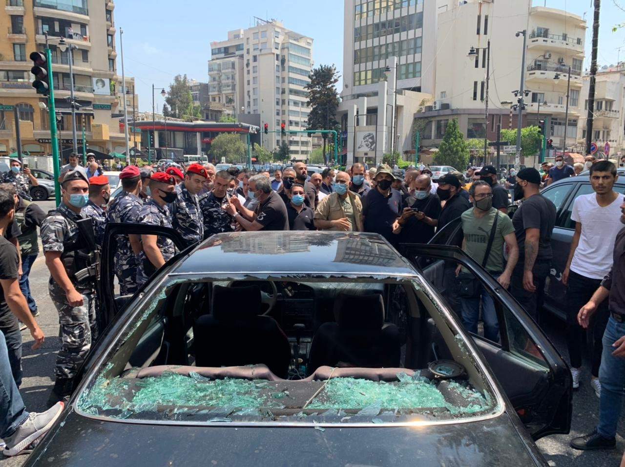 بالفيديو ـ إشكال في ساحة ساسين - الأشرفية بين شبّان وسيارة ترفع العلم السوري 