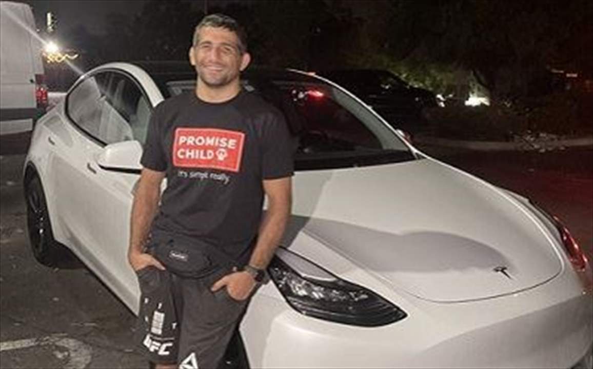 المقاتل يستدرج شركة تسلا فتهدي سيارة لزوجته !!