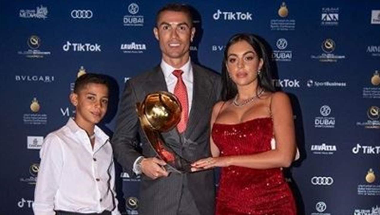 صور: جورجينا وإبن رونالدو في حظيرة فيراري