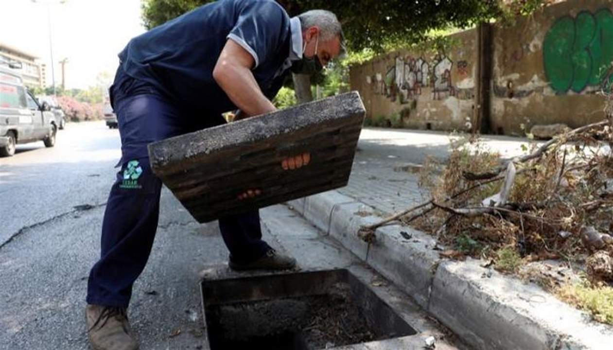 بالصور ـ لبناني يجد حلاً لأغطية الصرف الصحي المسروقة