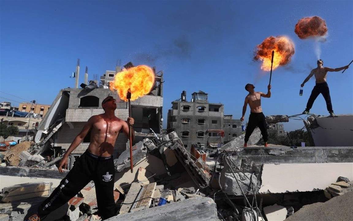 بالصور ـ بـ "نفخ النار"..شُبان غزة يبعثون "رسائل الحياة" من فوق الركام
