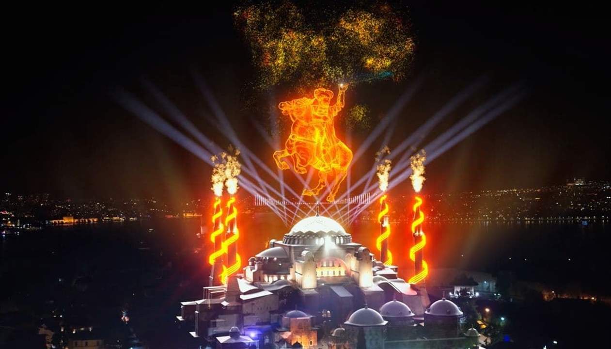 بالصور ـ للمرة الأولى منذ 87 عاماً.. مسجد "آيا صوفيا" يُحيي ذكرى فتح القسطنطينية بعروض ضوئية