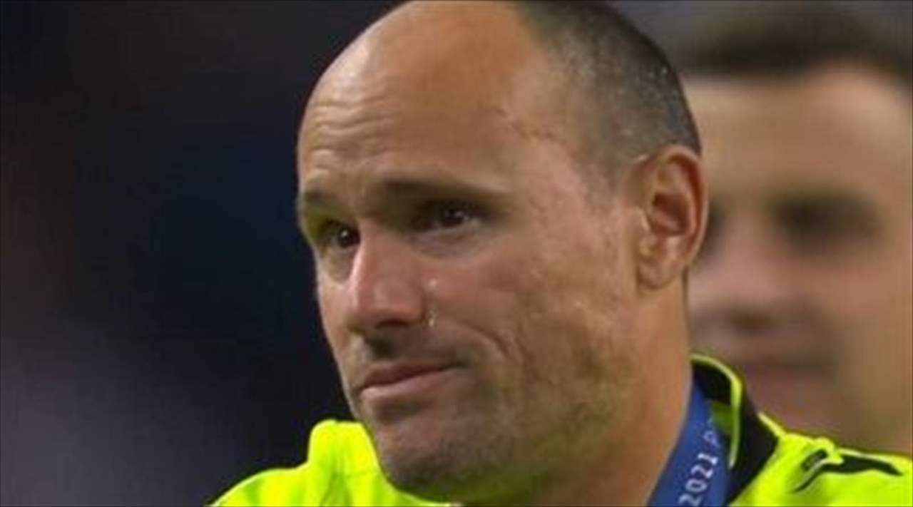 المتسبب بجدالات بين برشلونة وريال مدريد باكياً في بورتو