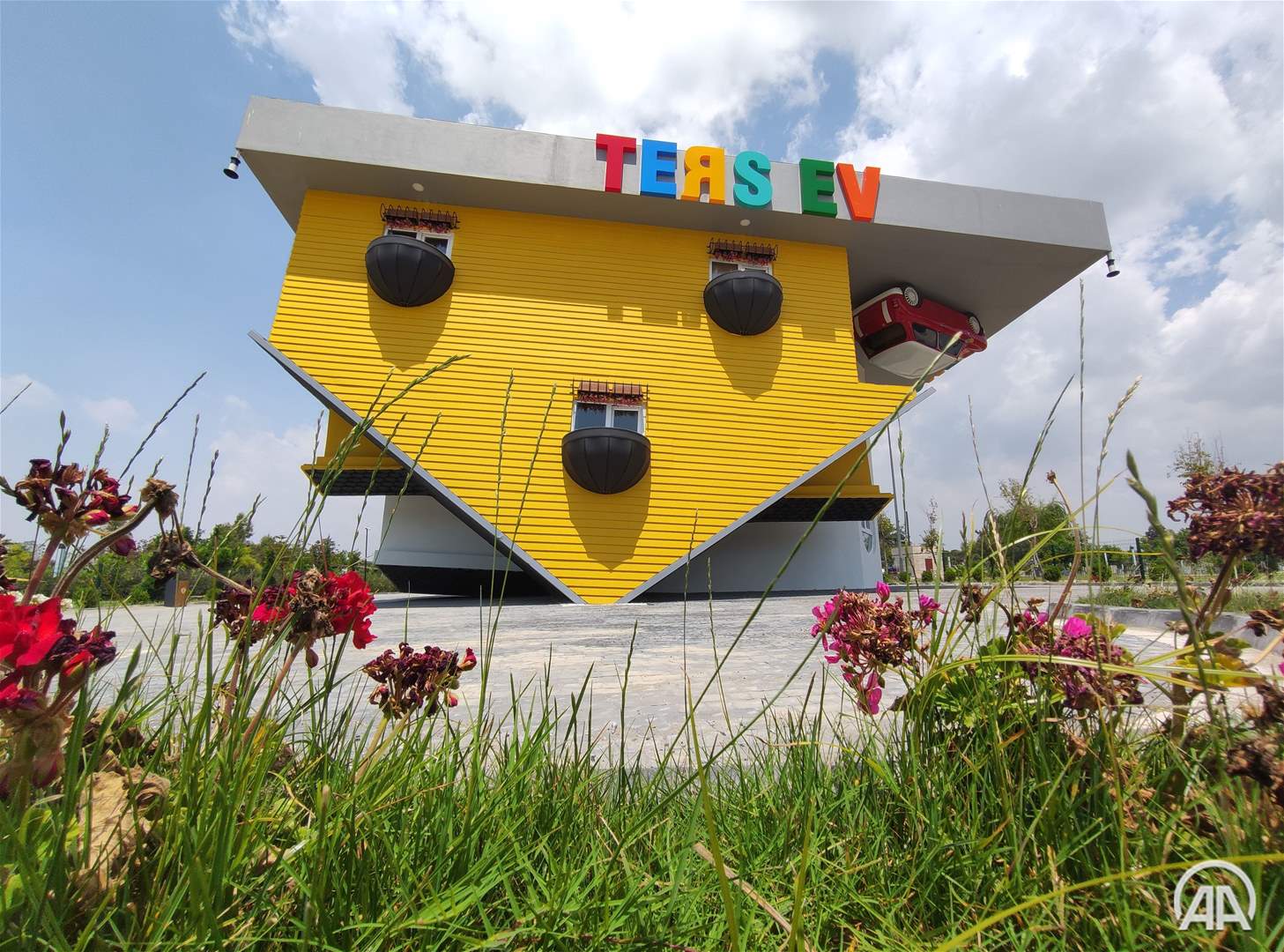 بالصور ـ "المنزل المقلوب".. وجهة ترفيهية جديدة في مدينة أضنة التركية