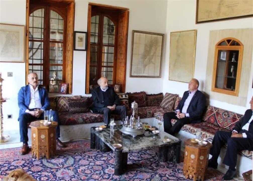 هذا ما بحثه جنبلاط مع السفير الروسي