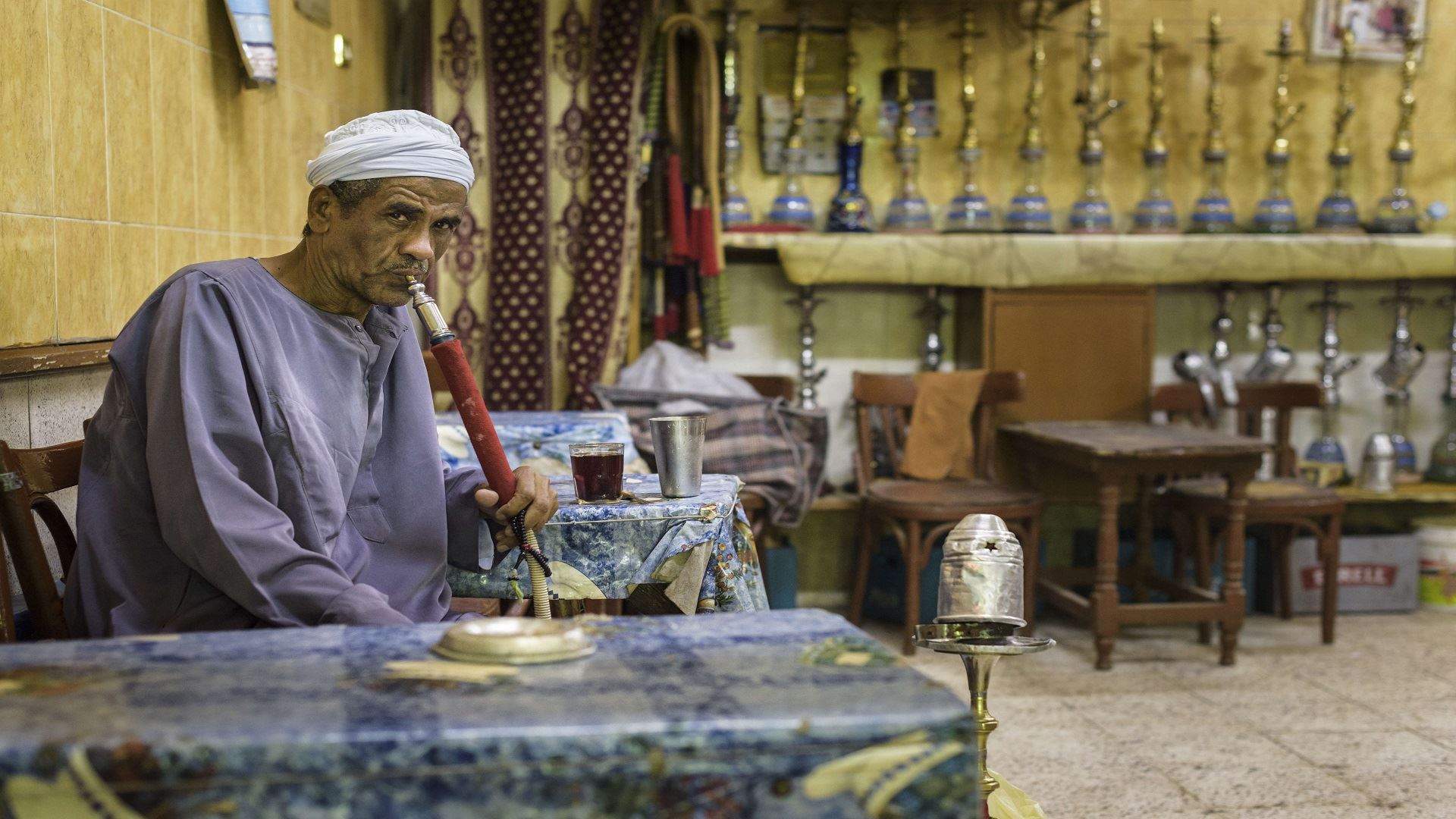 الصحة المصرية تحذر من "الشيشة": "مليانة كائنات حية دقيقة وتسبب السُّل"