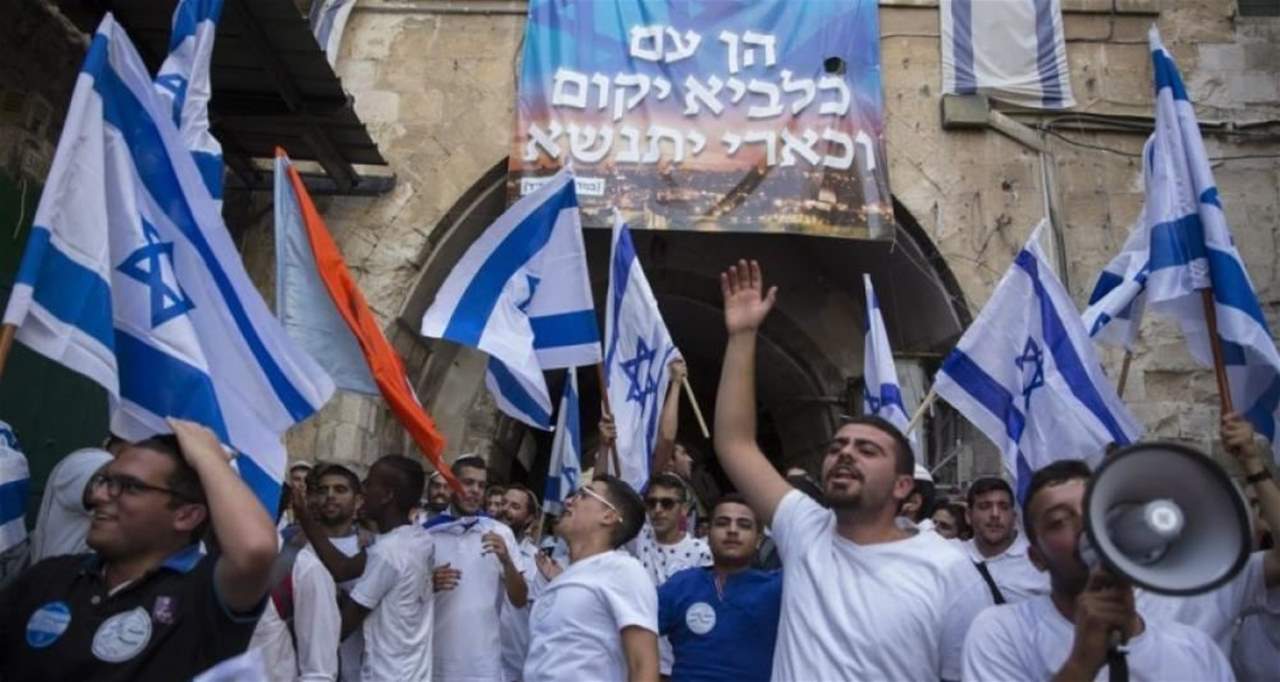 مسيرة أعلام للمستوطنين في القدس المحتلة تُنذر بانفجار الأوضاع مجددًا
