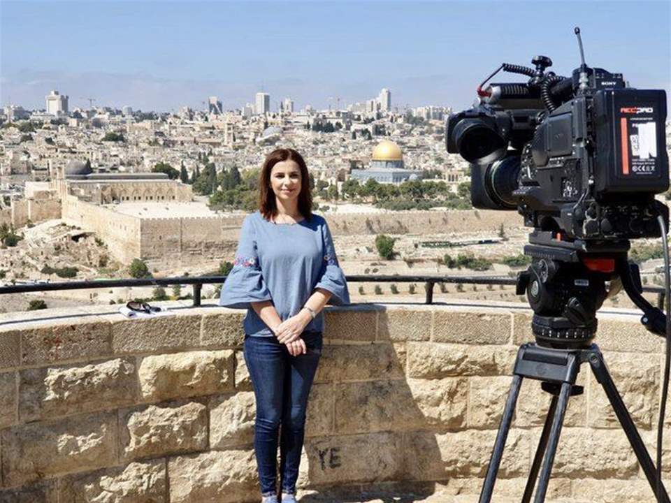  إصابة مراسلة الجزيرة نجوان سمري في ساقها جراء شظية قنبلة صوت أطلقتها قوات الاحتلال في القدس المحتلة 