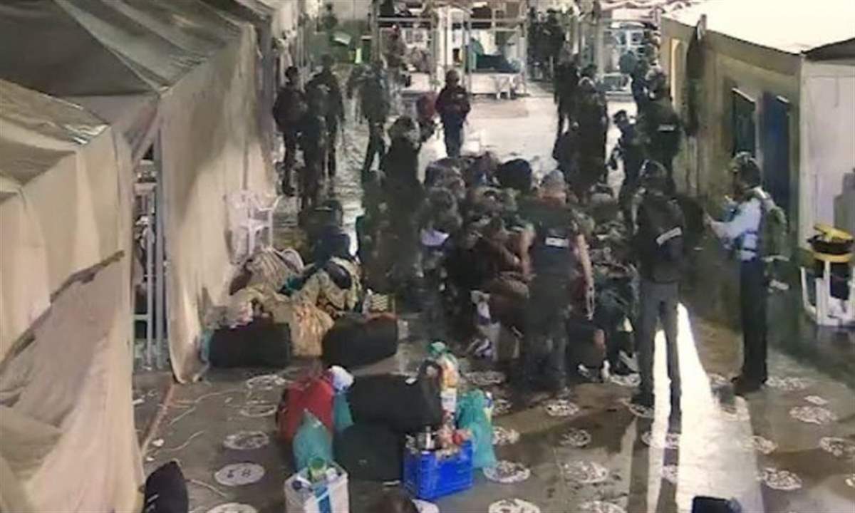 بالفيديو - اعتداء وحشي على الأسرى الفلسطينيين بسجن النقب وهم مكبلين