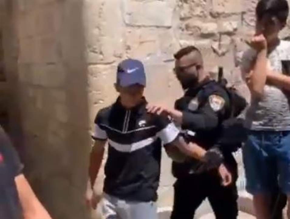 بالفيديو - إعتقال طفل في باب الأسباط في القدس القديمة