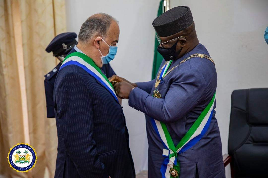 بالصور ـ أرفع وسام من جمهورية سيراليون إلى محمد جواد خليفة