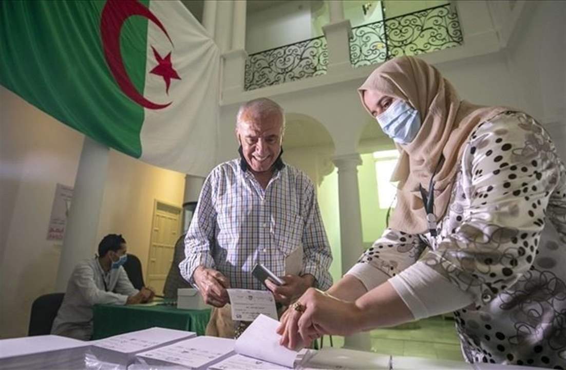  الجزائريون ينتخبون برلمانهم وسط دعوات للمشاركة والمقاطعة