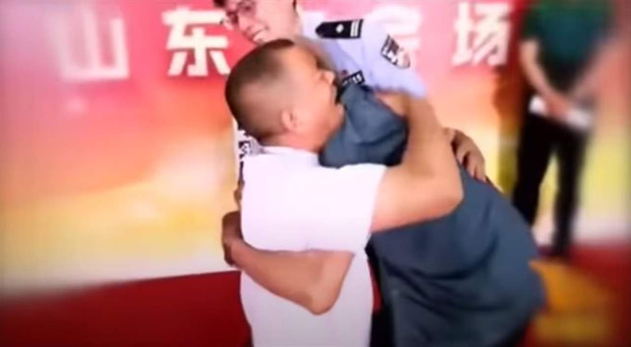  فيديو مؤثر .. صيني مخطوف يلتقي والده للمرة الأولى منذ 58 عاماً