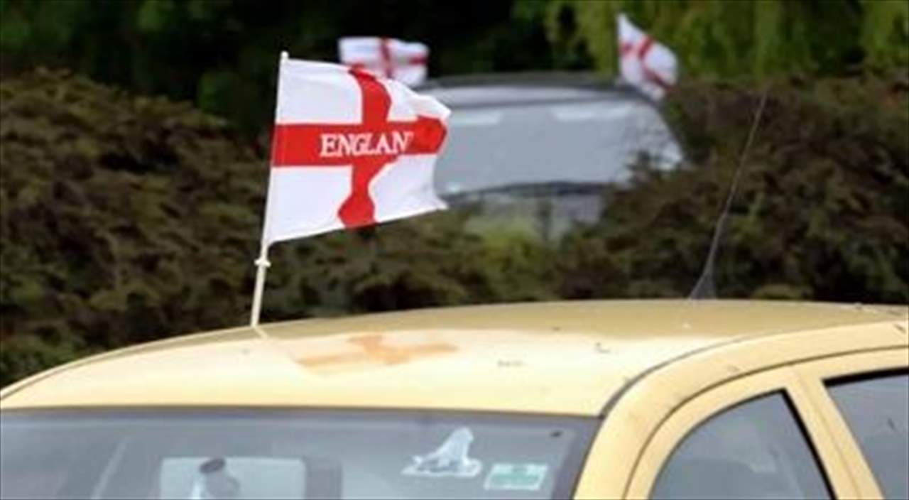 جديد: رفع علم بلادك على السيارة يؤدي إلى غرامة