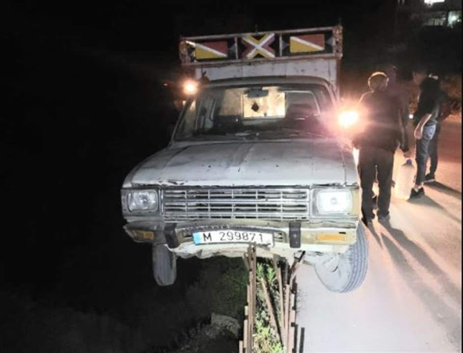 بالصورة - سائق شاحنة ينجو بأعجوبة على طريق بيت أيوب - القموعة في عكار 