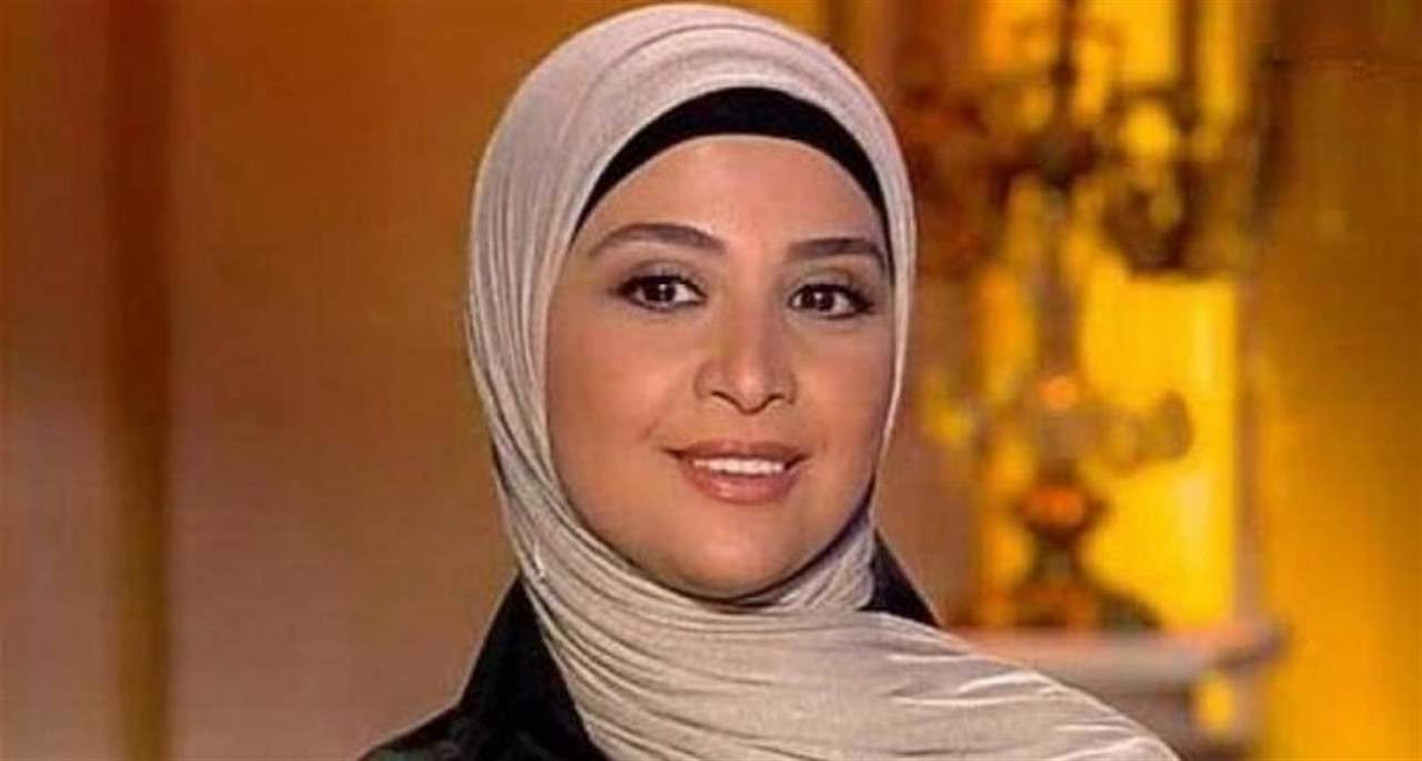 حنان ترك تتصدر حديث المتابعين بصورة عفوية مع زوجها ومجموعة من الورود
