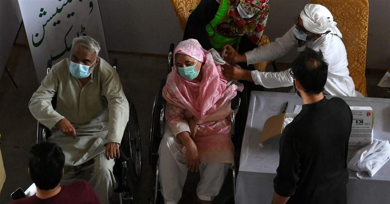 قطع هاتف ورواتب.. باكستان تهدد رافضي تلقي لقاح كورونا