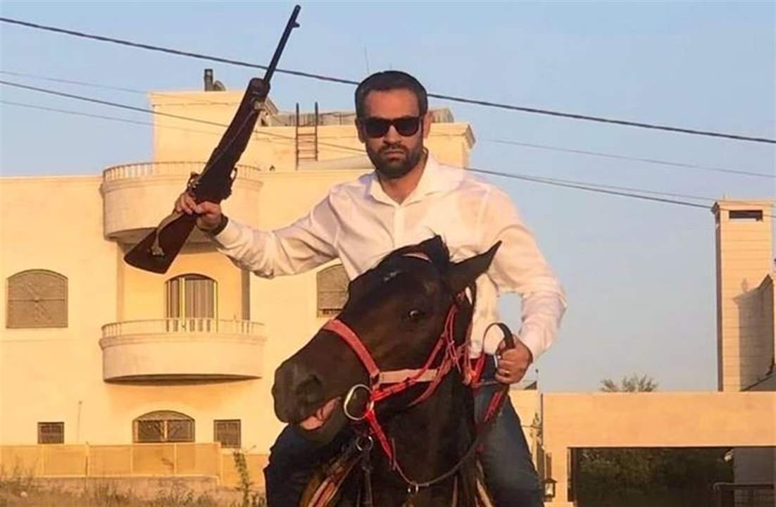 النائب الأردني المفصول أسامة العجارمة يظهر على صهوة حصان وحاملاً بندقية