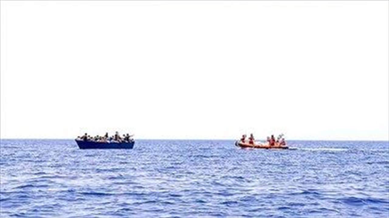 رويترز: الأمواج تجرف جثثا على ساحل اليمن بالبحر الأحمر من قارب يشتبه أنه يقل مهاجرين