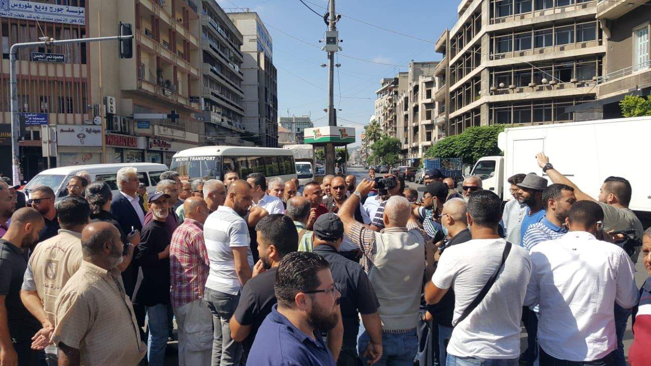 مراسل "الجديد": المحتجّون يقطعون الطريق عند إشارة شارع عزمي في طرابلس 