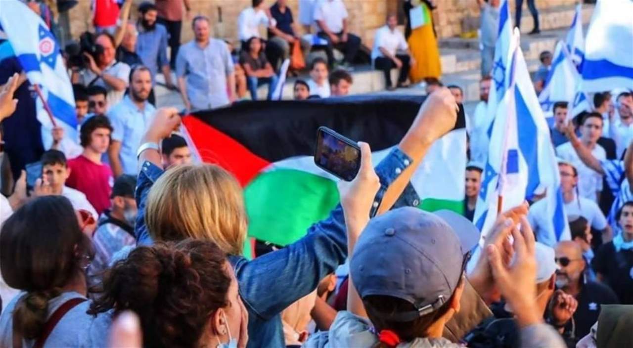 من هي السيدة التي رفعت علم فلسطين وسط "مسيرة الأعلام" في القدس المحتلة ؟