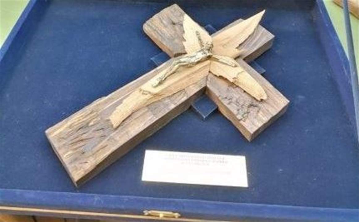 البابا فرنسيس يتسلم صليباً مصنوعاً من الاخشاب المحطمة في مطرانية بيروت المارونية جراء انفجار المرفأ