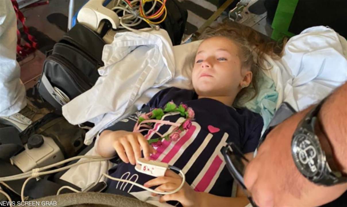 بعد إصابتها برصاصة طائشة في ببنين العكارية.. الطفلة سهيلة الكسار تصل الأردن عبر "طائرة ملكية"