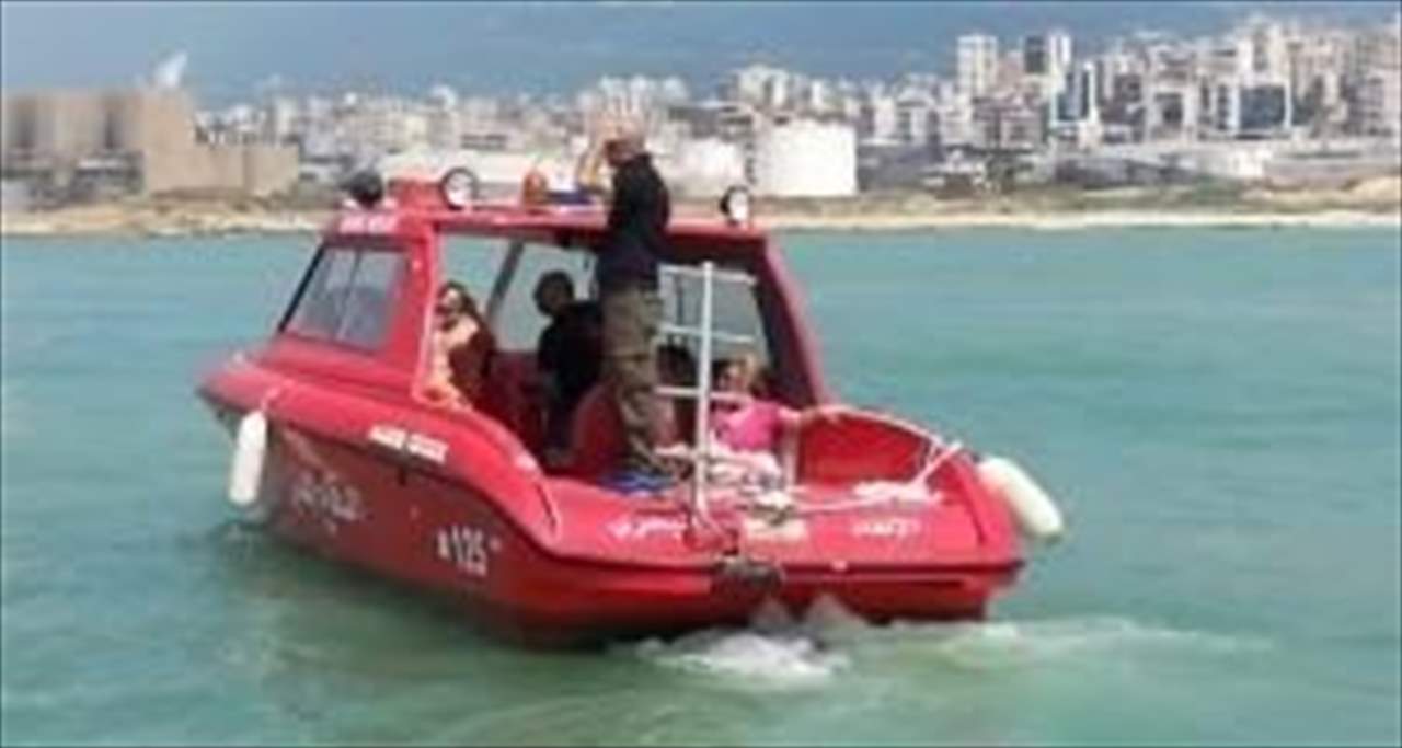 "الوكالة الوطنية" : عناصر من وحدة الإنقاذ البحري تقوم بإنقاذ مجموعة من الشبان قدرت بحوالي 17 شخصاً على متن يخت قبالة صيدا