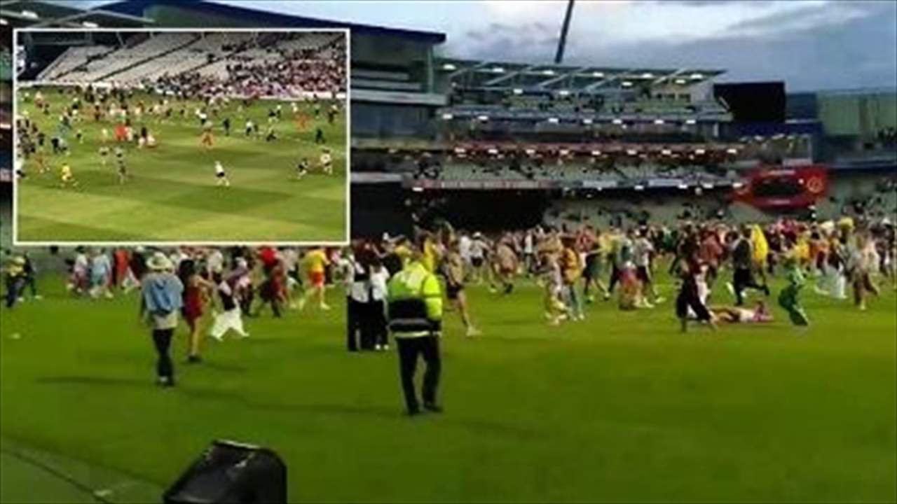 صور - طُلاّب مشاغبون يرتدون ملابس تنكرية اقتحموا الملعب 