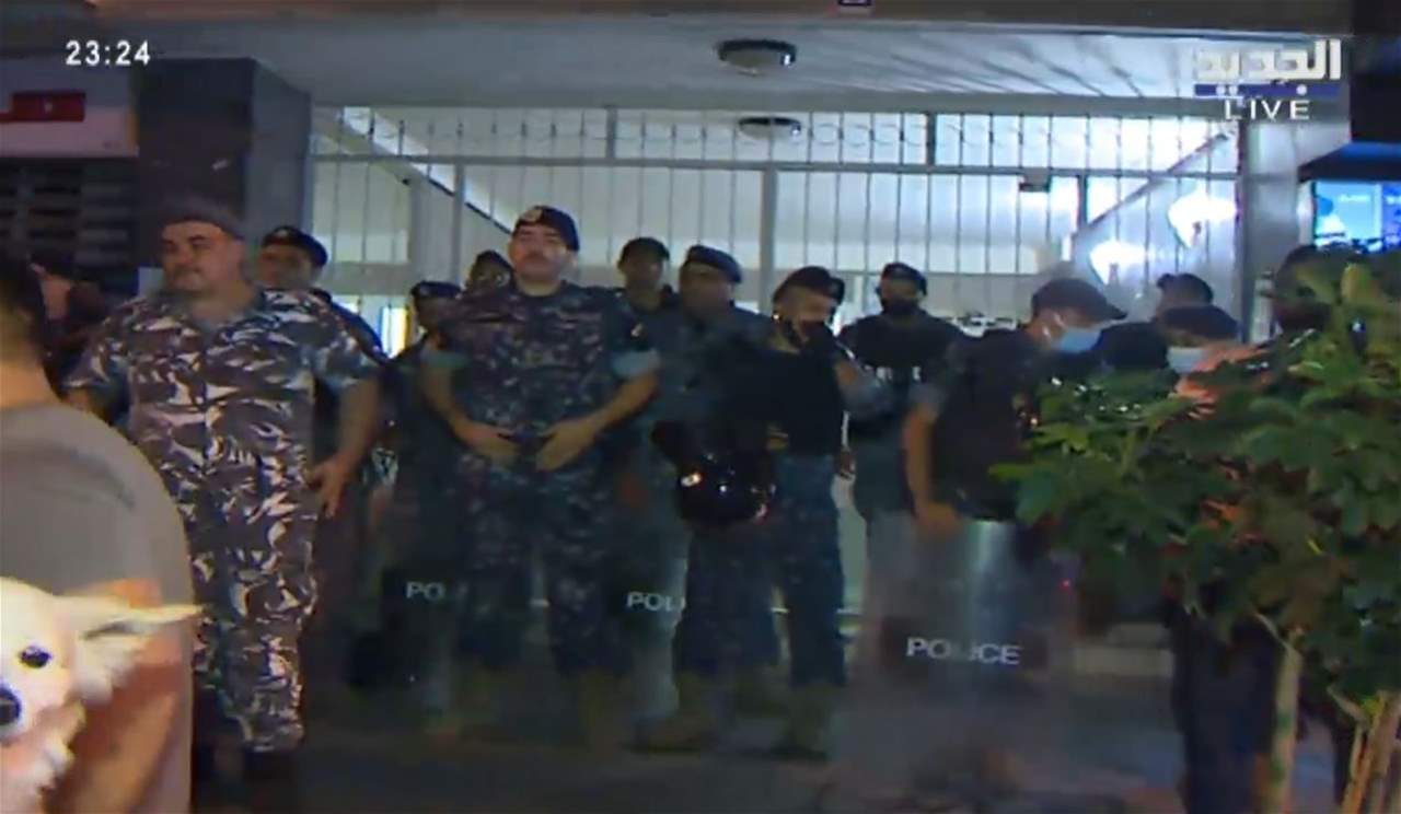 مراسل "الجديد": القوى الامنية تشكل حاجزاً بشرياً أمام منزل وزير الإقتصاد راؤول نعمة