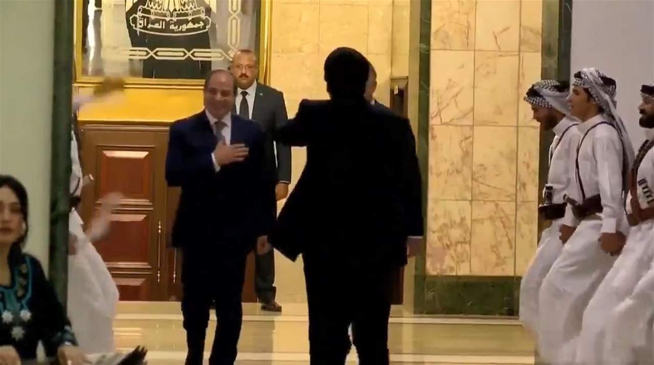 بالفيديو ـ بالدبكة العراقية والموسيقى.. هكذا استقبل الكاظمي السيسي في بغداد !