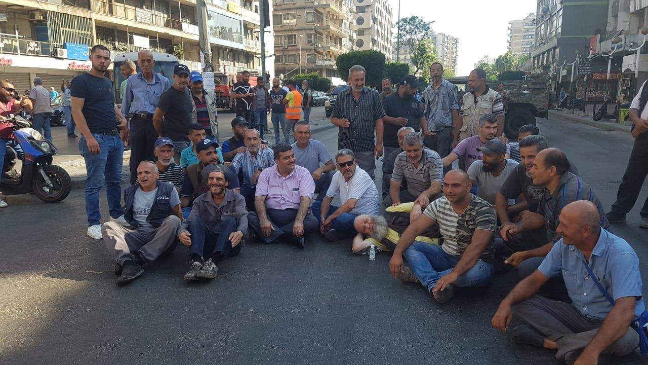 مراسل "الجديد": عمال بلدية طرابلس يقطعون الطريق عند شارع عزمي احتجاجاً على الغلاء المعيشي