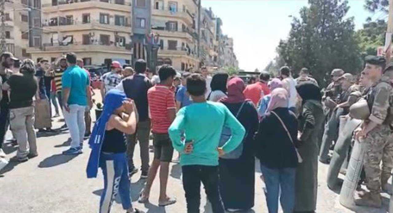  مراسل "الجديد": محتجون يقطعون الطريق أمام مركز الشرطة العسكرية في القبة بطرابلس احتجاجا على توقيف عدد من الناشطين