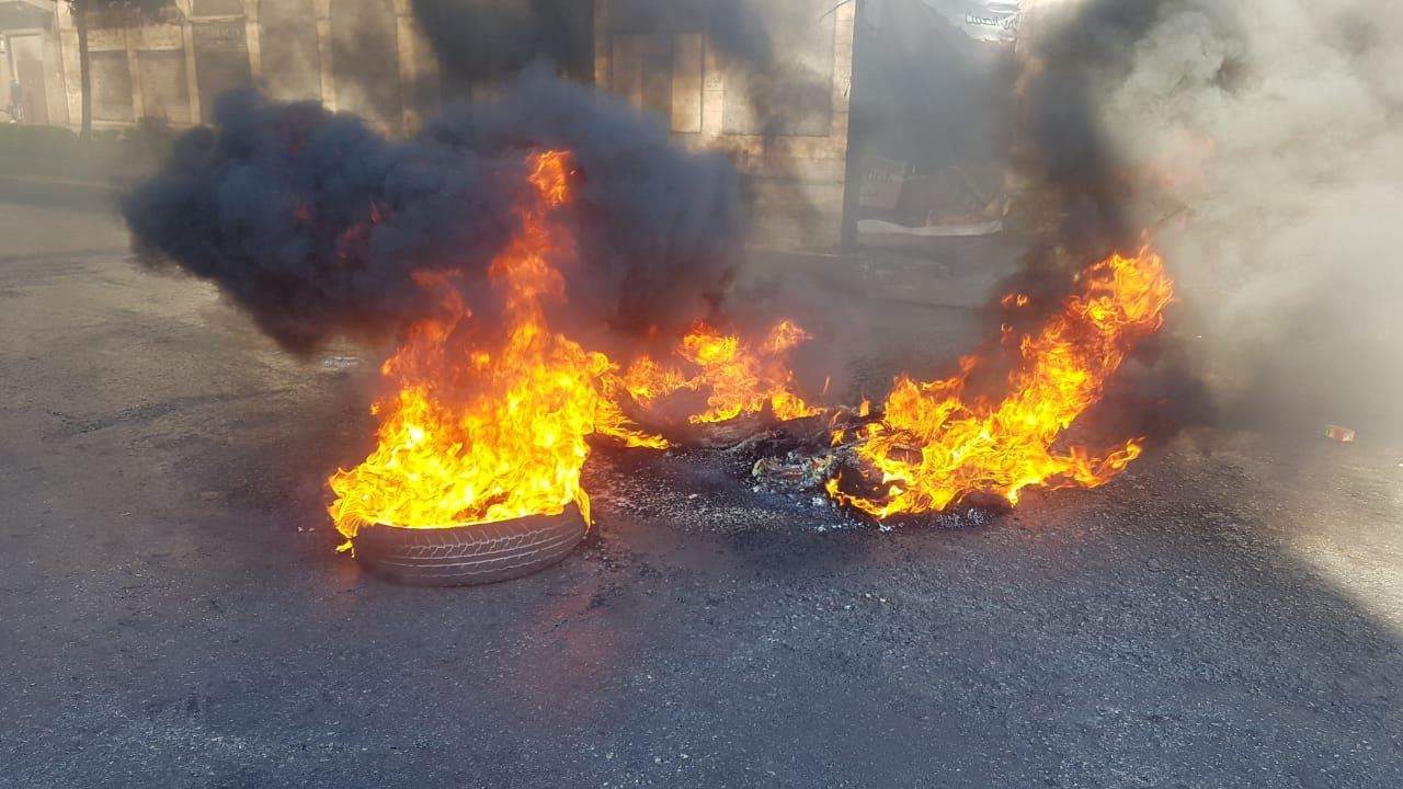  مراسل "الجديد": محتجون يقطعون السير عند ساحة عبدالحميد كرامي في طرابلس بالاطارات المشتعلة 