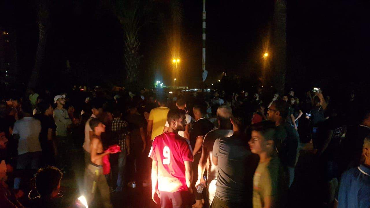 الوكالة الوطنية: رمي الحجارة على مبنى سرايا طرابلس ومسيرات احتجاجية في الاسواق الداخلية 