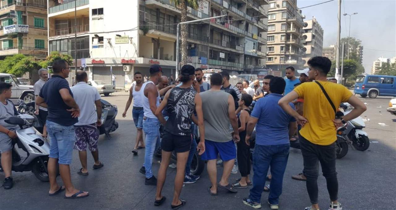 مراسل "الجديد": محتجون يقطعون الطريق عند إشارة شارع عزمي في طرابلس 