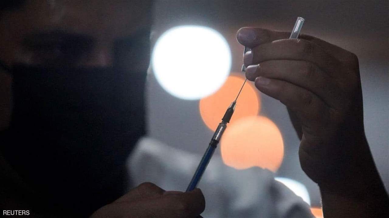 "أعراض غريبة" على شخص تلقّى لقاحين مختلفين ضد كورونا