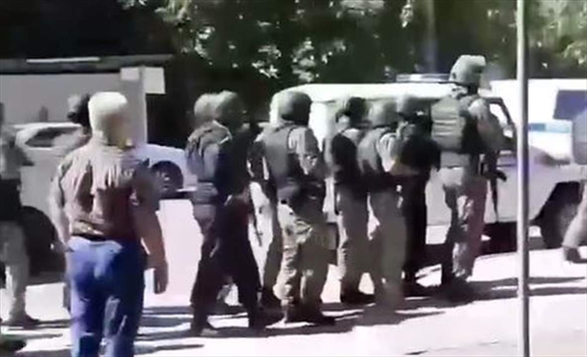 الأمن الروسي يتعامل مع عملية احتجاز رهائن داخل أحد المصارف في مدينة روسية