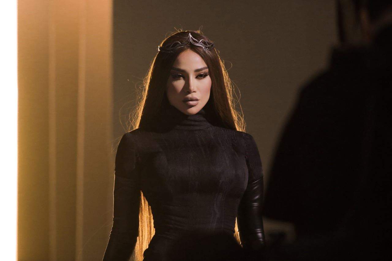 ريم الشريف تصدر "طمني عنك حب" باللهجة العراقية ومفجآت عالمية في الكليب