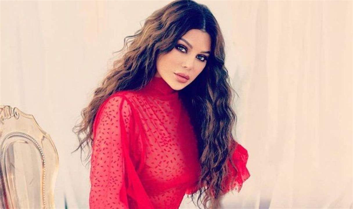 هيفاء وهبي عالقة داخل سيارتها وسط زحمة السير : "ما الي قلب اترك هالبلد" 