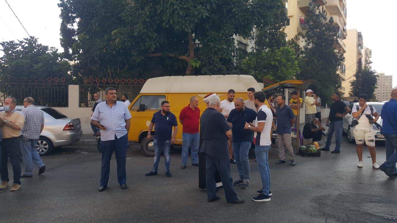 مراسل "الجديد": أهالي أبي سمراء والجوار في طرابلس نفذوا وقفة احتجاجية عند ساحة مرج الزهور رفضاً للغلاء الجنوني لفاتورة المولدات الكهربائية