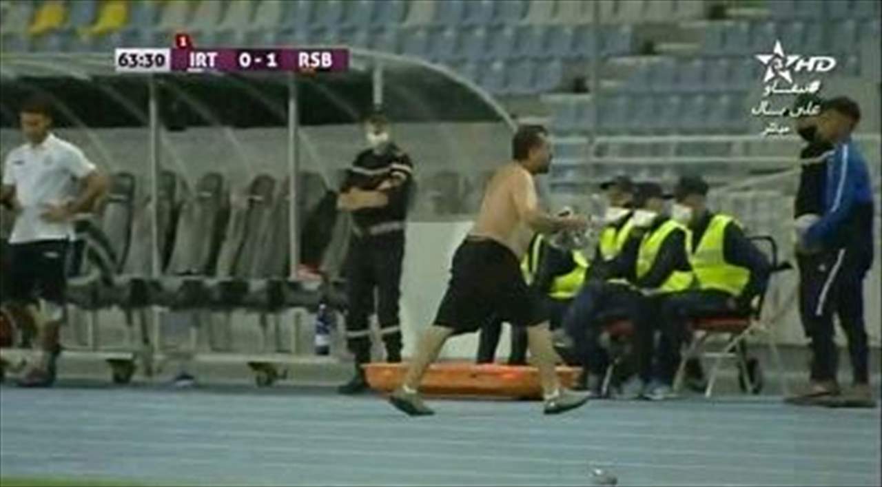 في حادثة نادرة: خلع المدرب قميصه احتجاجاً فطرده الحكم