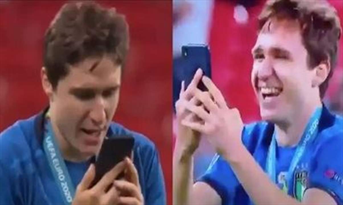 الفريق يحتفل .. ونجمه يُجري إتصالاً بالفيديو مع الوالدة !!