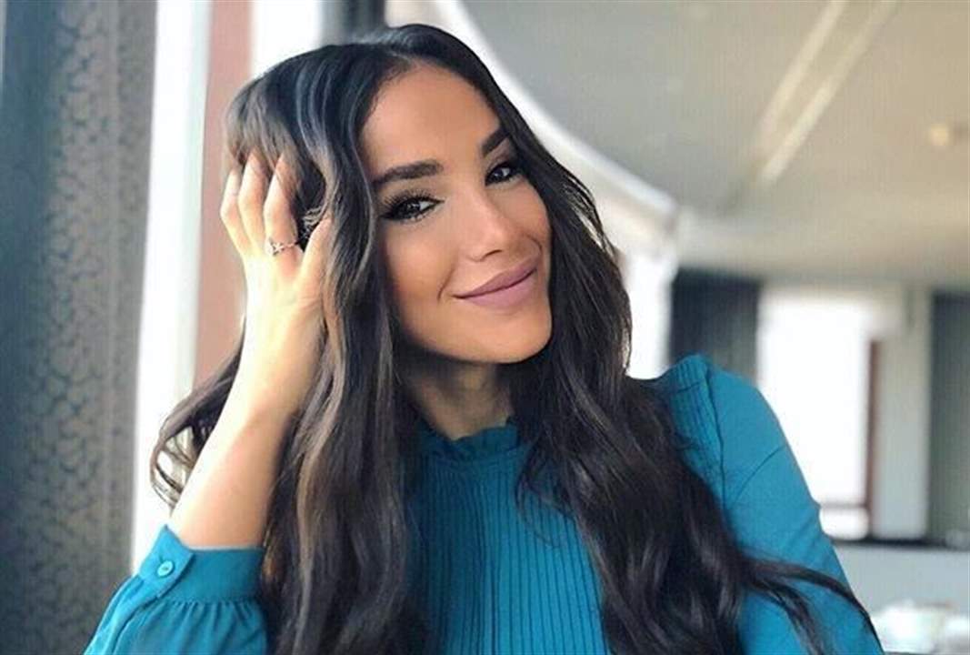 ميرا طفيلي بصور جريئة جداً على البحر..أطلت من دون حمالة صدر!!