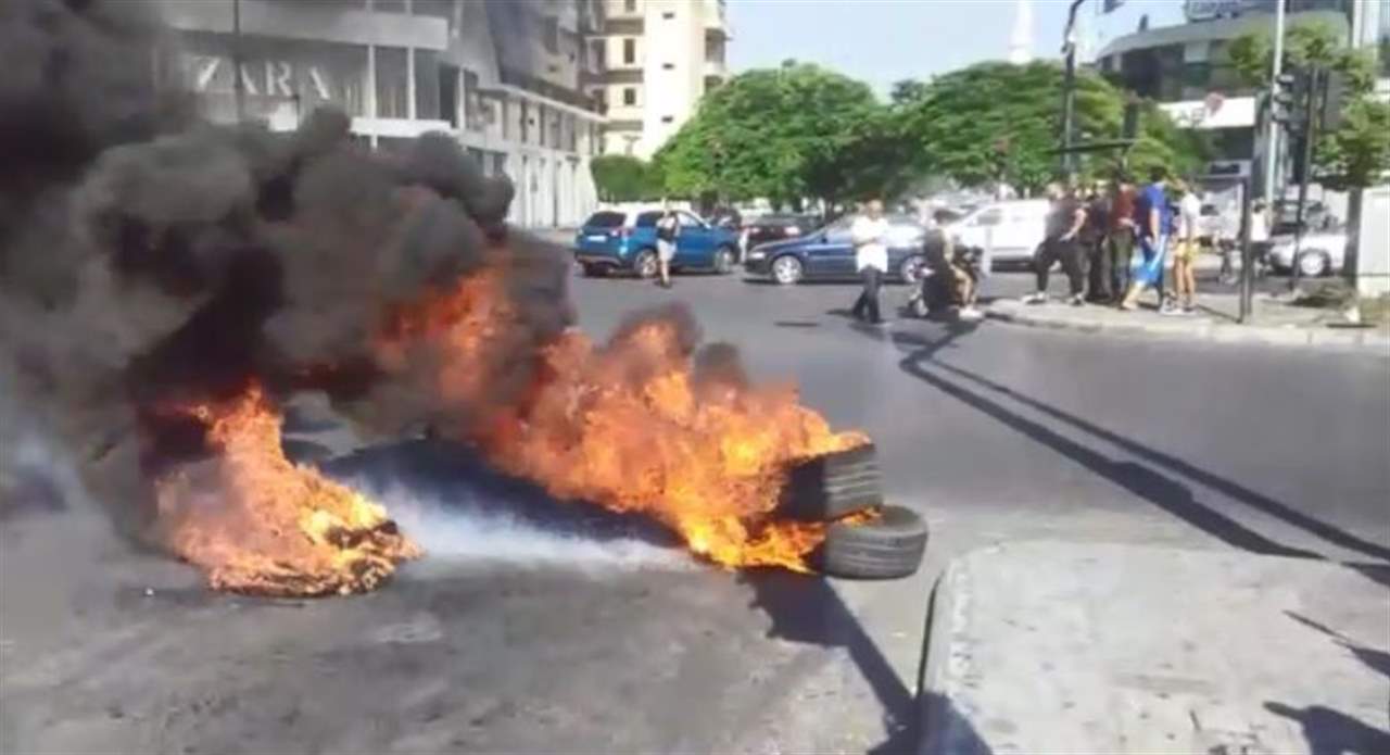 مراسل "الجديد": قطع الطريق عند تقاطع ايليا في صيدا بالاطارات المشتعلة