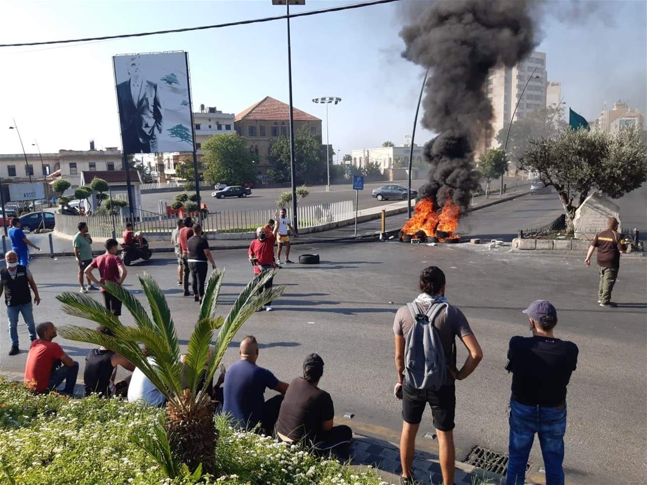 مراسل "الجديد": قطع الطريق عند ساحة النجمة وسط مدينة صيدا بالاطارات المشتعلة 