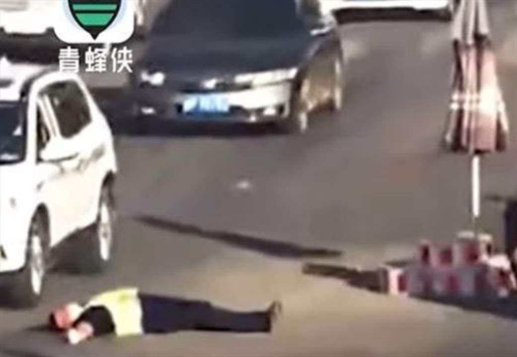 بالفيديو ـ سقوط شرطي مرور وهو يعمل بدرجة حرارة 55 قرب سيارة عابرة كادت تدهس رأسه